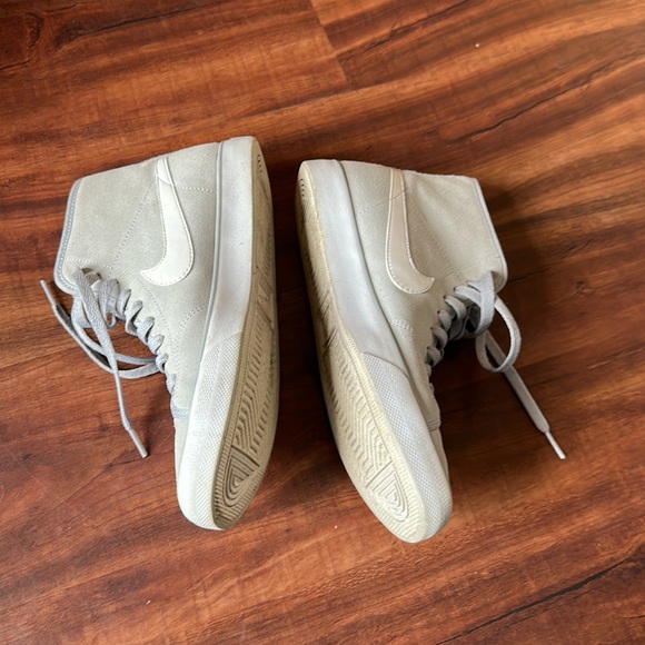 Grey Nike high tops in women’s size 8.5 - Picture 3 of 4